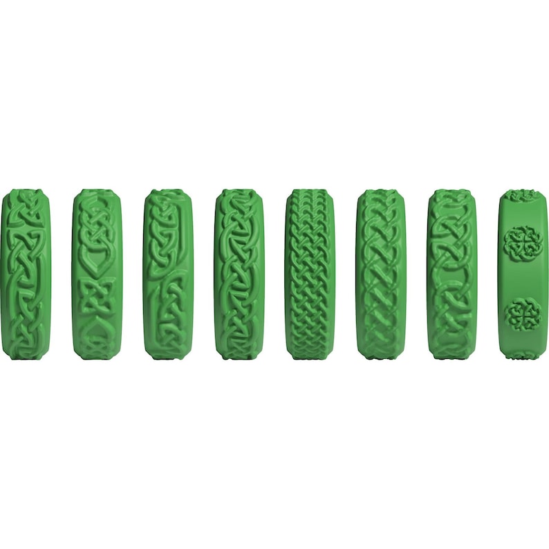Puede incluir: Ocho anillos verdes dispuestos en una fila horizontal, cada uno con un patr&oacute;n de relieve distintivo. Los dise&ntilde;os incluyen varios intrincados nudos celtas, texturas trenzadas y motivos geom&eacute;tricos repetitivos grabados en la superficie.