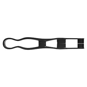 Puede incluir: Una pinza de cocina de pl&aacute;stico negro con un dise&ntilde;o de bucle continuo y flexible. La herramienta tiene una secci&oacute;n de mango ancha y redondeada que se estrecha hacia un extremo de agarre rectangular con dos puntas paralelas y sencillas.