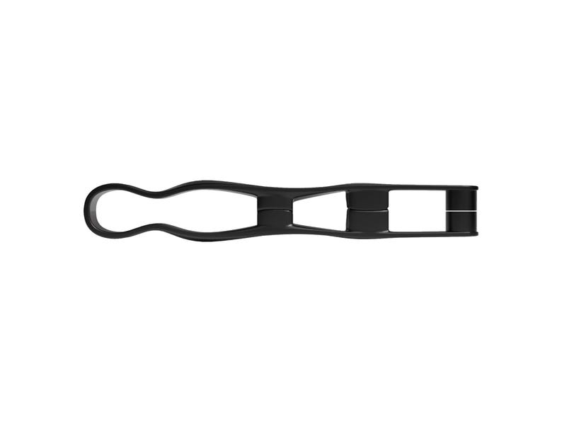 Puede incluir: Una pinza de cocina de pl&aacute;stico negro con un dise&ntilde;o de bucle continuo y flexible. La herramienta tiene una secci&oacute;n de mango ancha y redondeada que se estrecha hacia un extremo de agarre rectangular con dos puntas paralelas y sencillas.