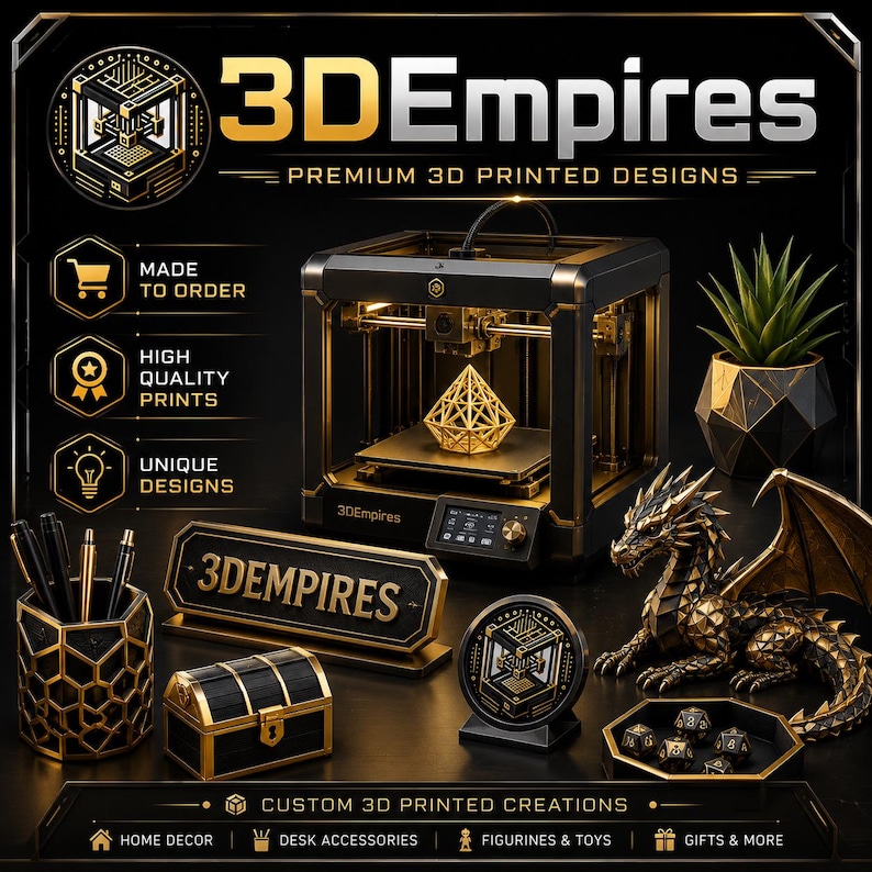 Puede incluir: Una impresora 3D creando una pir&aacute;mide geom&eacute;trica dorada, acompa&ntilde;ada de un organizador de escritorio negro y dorado, un cofre peque&ntilde;o, una figura de drag&oacute;n, una suculenta en maceta geom&eacute;trica y un letrero 3DEmpires sobre fondo oscuro.