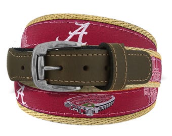 Cinturón de cinta tejida de la colección Collegiate Stadium de Alabama Crimson Tide para hombre. Lengüetas de cuero marrón de grano completo, hebilla de rodillo y cincha de algodón.