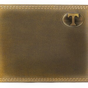 Cartera de cuero plegable universitaria para hombre de Tennessee Vols. Cuero de grano completo color canela vintage con logotipo de latón antiguo