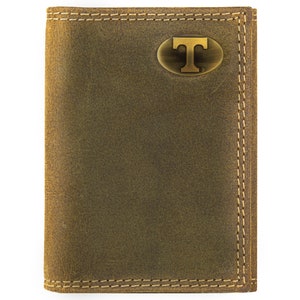 Cartera universitaria de cuero de tres pliegues de los Tennessee Vols para hombre. Cuero de plena flor color canela vintage con logotipo de latón antiguo.