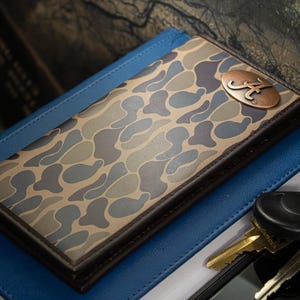 Cartera de cuero estilo militar con diseño de camuflaje de Alabama Crimson Tide para hombre. Un regalo para un fan de Alabama. Piel flor de primera calidad con logotipo en cobre antiguo.