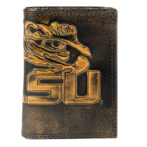 Cartera de cuero de tres pliegues para hombre de LSU Tigers. Acabado marrón bruñido de grano completo con logotipo grande grabado en relieve