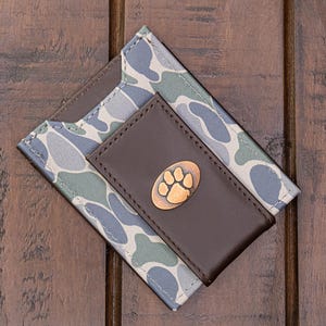 Cartera de cuero con bolsillo frontal magnético y diseño de camuflaje clásico de los Clemson Tigers para hombre. Regalo para un fan de Clemson. Cuero de calidad con el logo de cobre antiguo.