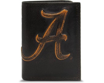 Cartera universitaria de cuero Alabama Crimson Tide de tres pliegues para hombre. Acabado marrón bruñido de grano completo con logotipo grande grabado.