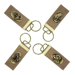 Schlüsselanhänger mit Schleife. Crazy Horse Vollnarbenleder mit antikem Messing-Logo. Barsch, Hund, Reh, Stockente