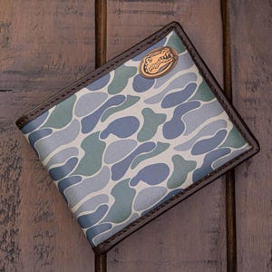 Cartera plegable de cuero con diseño de camuflaje clásico de los Florida Gators para hombre. Un regalo para un fan de los Gators. Cuero de plena flor de calidad con el logotipo en cobre antiguo.