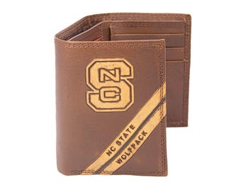 Cartera de cuero repujado Wolfpack de NC State para hombre. Tríptico NCS. Secretario de Estado de NC. Cartera universitaria marrón. Estampado deportivo Wolfpack.