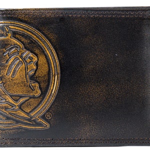 Cartera de cuero plegable universitaria para hombre de los Florida State Seminoles. Acabado marrón bruñido de grano completo con logotipo grande grabado en relieve