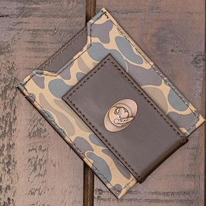 Cartera de cuero con bolsillo frontal magnético y diseño de camuflaje clásico de los FSU Seminoles para hombre. Regalo para un fan de los FSU Seminoles. Cuero de calidad con el logo de cobre antiguo.