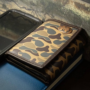 Cartera triple de cuero con diseño de camuflaje clásico de los Mississippi State Bulldogs para hombre. Regalo para un fanático del estado. Cuero de plena flor con logotipo en cobre antiguo.