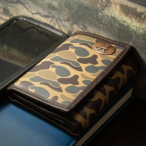 Cartera triple de cuero con diseño de camuflaje clásico de Alabama Crimson Tide para hombre. Regalo para un fan de Alabama. Cuero de plena flor de calidad con logotipo en cobre antiguo.