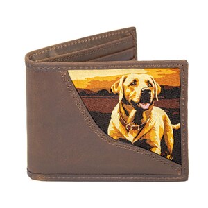 Puede incluir: Cartera de cuero marrón con una imagen detallada de un perro Labrador Retriever amarillo. El perro está sobre un fondo de puesta de sol. La cartera tiene múltiples ranuras para tarjetas y un compartimento para billetes.