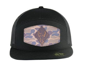Kapelusz Buck Hand Burnished Full Grain Old School Camo Brown Leather Patch. Czapka z 7-panelowym, nowoczesnym płaskim daszkiem. Czapka z daszkiem Richardson 168 Trucker Snapback.
