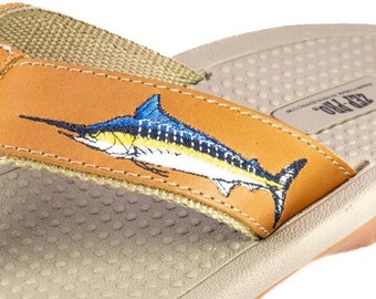 Sandalia de pesca para hombre Marlin, chanclas náuticas con tiras de cuero  color tostado, diseño de pez bordado, plantilla acolchada, calzado náutico