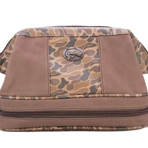 Herren Kulturbeutel von Bass. Braun Gewachste Leinwand Mit Old School Camo Akzent Finish. Antikes Kupfer-Logo.