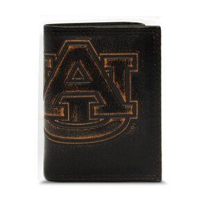 Cartera de cuero de tres pliegues para hombre de Auburn Tigers. Acabado marrón bruñido de grano completo con logotipo grande grabado en relieve