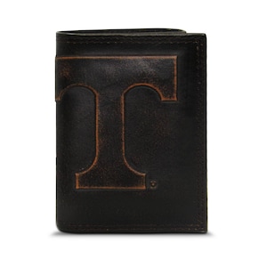 Cartera de cuero de tres pliegues para hombre de Tennessee Vols. Acabado marrón bruñido de grano completo con logotipo grande grabado en relieve