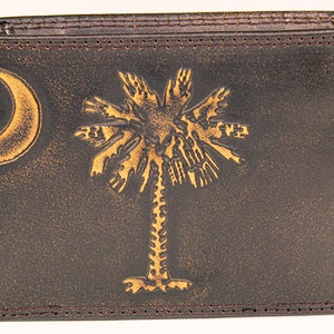 Cartera plegable de cuero SC Palmetto para hombre. Acabado de plena flor marrón bruñido con logotipo grande grabado