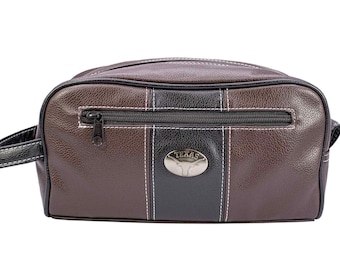 Neceser de los Texas Longhorns para hombre. Acabado en PU marrón granulado. Logotipo plateado de Texas. Resistente al agua. Diseño compacto y espacioso.