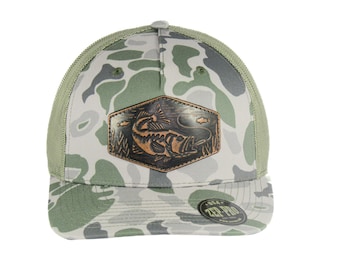 Bass Old School Camo truckerkeps. Handpolerat fullnarvat lädermärke. Richardson 112 Snapback-keps med 5 paneler. Sytt Bass-lädermärke.