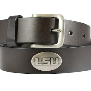 Cinturón de cuero universitario para hombre de los LSU Tigers. Acabado de grano completo en marrón con emblema de metal y conchos