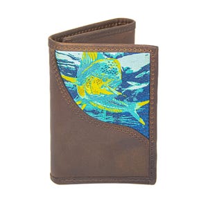Puede incluir: Cartera de cuero marrón con un diseño de pez colorido. La cartera presenta una ilustración vibrante de un pez en tonos azules, amarillos y verdes sobre un fondo azul. La cartera es de estilo bi-fold.