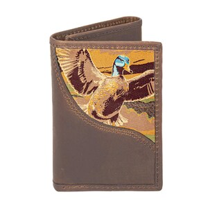 Puede incluir: Cartera de cuero marrón con una imagen bordada de un pato en vuelo. La cartera de dos pliegues tiene un diseño detallado, un borde cosido y un bolsillo frontal.