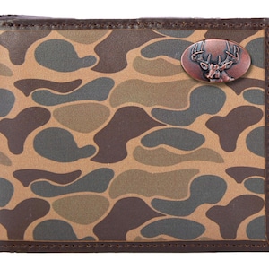Cartera plegable Buck de piel con diseño de camuflaje clásico para hombre. Piel flor con logotipo en cobre antiguo.