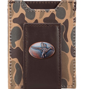 Cartera Mallard para hombre con bolsillo frontal magnético, estilo camuflaje clásico. Piel flor con logotipo en cobre antiguo.