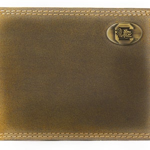 Cartera plegable de cuero USC Gamecocks Collegiate. Cuero de plena flor color canela vintage con logotipo de latón antiguo