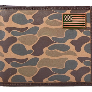 Cartera de cuero con diseño de camuflaje de la vieja escuela y doble pliegue con la bandera de EE. UU. para hombre. Cuero de grano completo con logotipo de cobre antiguo