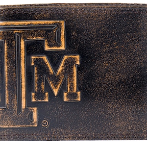 Cartera plegable de cuero plegable para hombre Texas A&M Aggies. Acabado de plena flor marrón bruñido con logotipo grande grabado