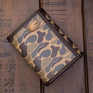Cartera triple de cuero con diseño de camuflaje clásico de los Florida Gators para hombre. Un regalo para un fan de los Gators. Cuero de plena flor de calidad con el logotipo en cobre antiguo.