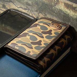Cartera triple de cuero con diseño de camuflaje clásico de los LSU Tigers para hombre. Regalo para un fan de LSU. Cuero de plena flor de calidad con logotipo en cobre antiguo.