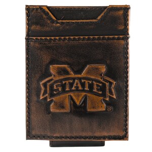 Cartera de cuero con bolsillo frontal magnético para hombre de Mississippi State Bulldogs. Acabado marrón bruñido de grano completo con logotipo grande grabado en relieve