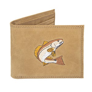 Puede incluir: Cartera plegable de color beige con un diseño de pez bordado. El pez es blanco, naranja y amarillo. La cartera tiene múltiples ranuras para tarjetas y un compartimento para billetes. La cartera está hecha de un material texturizado.