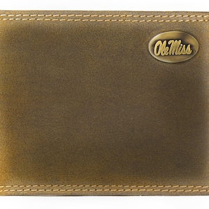 Cartera plegable de cuero para hombre Ole Miss Rebels. Cuero de plena flor color canela vintage con logotipo de latón antiguo