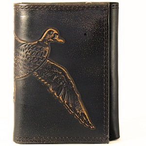 Cartera de cuero de tres pliegues Mallard. Acabado marrón bruñido de grano completo con logotipo grande grabado en relieve
