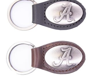 Portachiavi ovale in pelle "Alabama Crimson Pride". Anello diviso e cuciture resistenti. Perfetto come regalo per gli studenti universitari. Pelle marrone o nera.