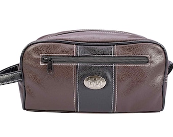 Neceser de los Mississippi State Bulldogs para hombre. Acabado en PU marrón granulado. Logotipo plateado de la MSU. Resistente al agua y duradero. Diseño compacto.