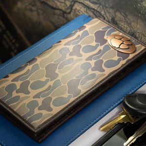 Cartera de cuero estilo Secretary Old School de los Clemson Tigers para hombre. Un regalo para un aficionado de Clemson. Cuero de plena flor de calidad con el logotipo de cobre antiguo.