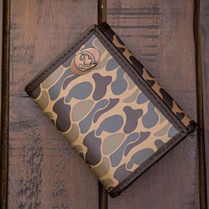 Cartera triple de cuero con diseño de camuflaje de los FSU Seminoles para hombre. Regalo para un fan de la FSU. Piel flor de primera calidad con logotipo en cobre antiguo.