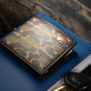 Cartera plegable de cuero con diseño de camuflaje clásico de los Georgia Southern Eagles para hombre. Regalo para un fan de los GATA. Cuero de plena flor de calidad con el logotipo de cobre antiguo.