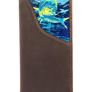 Puede incluir: Cartera de cuero marrón con un diseño de pez colorido. La cartera presenta un borde cosido y un gráfico de pez azul y amarillo sobre un fondo azul. La cartera es rectangular y tiene un diseño plegable.