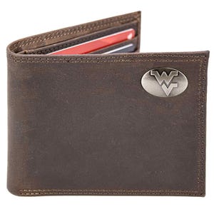 Puede incluir: Una cartera de cuero marrón con un emblema plateado. La cartera plegable está abierta, revelando ranuras para tarjetas con tarjetas rojas y negras. La cartera tiene costuras visibles alrededor de los bordes.