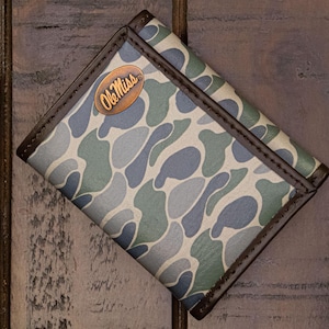 Cartera triple de cuero con diseño de camuflaje clásico de Ole Miss Rebels para hombre. Un regalo para un fan de Ole Miss. Piel flor de primera calidad con logotipo en cobre antiguo.