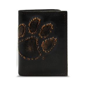 Cartera de cuero de tres pliegues para hombre de Clemson Tigers. Acabado marrón bruñido de grano completo con logotipo grande grabado en relieve